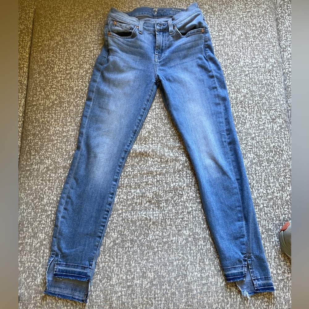 7 FOR ALL MANKIND cropped jeans. Size 25. Super flattering.